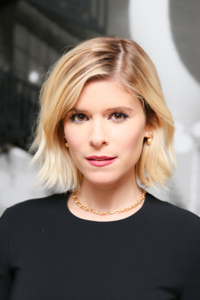 Молодая красивая актриса Кейт Мара в черном платье 