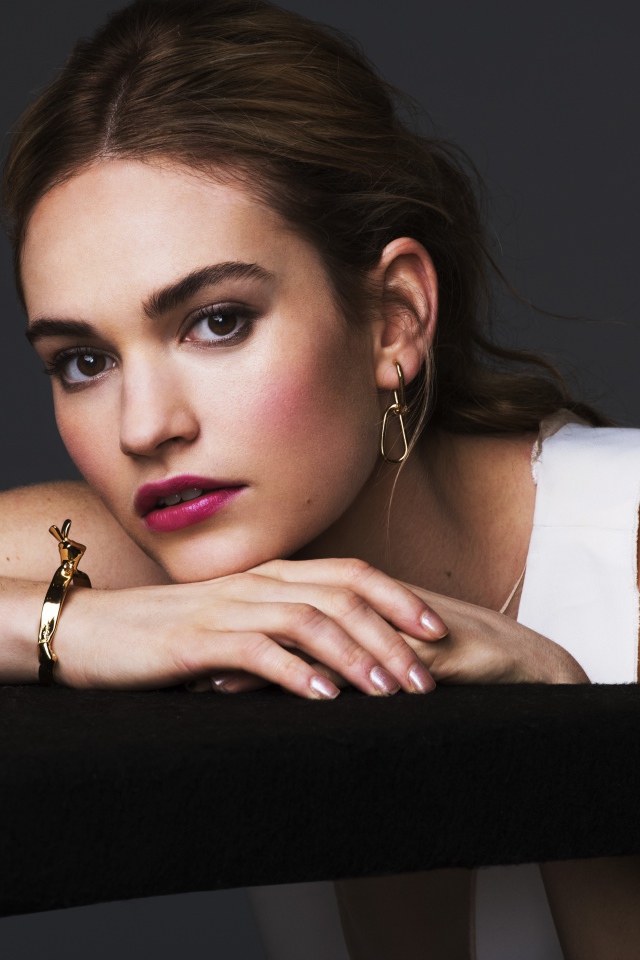 Молодая красивая актриса Лили Джеймс с браслетом на руке