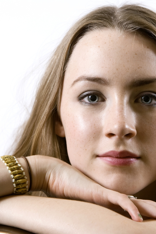 Молодая красивая актриса Сирша Ронан фото на белом фоне