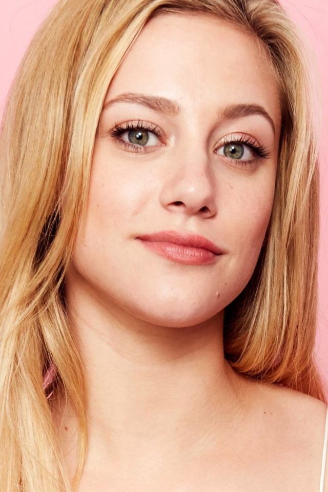 Молодая блондинка, актриса Лили Рейнхарт фото на розовом фоне