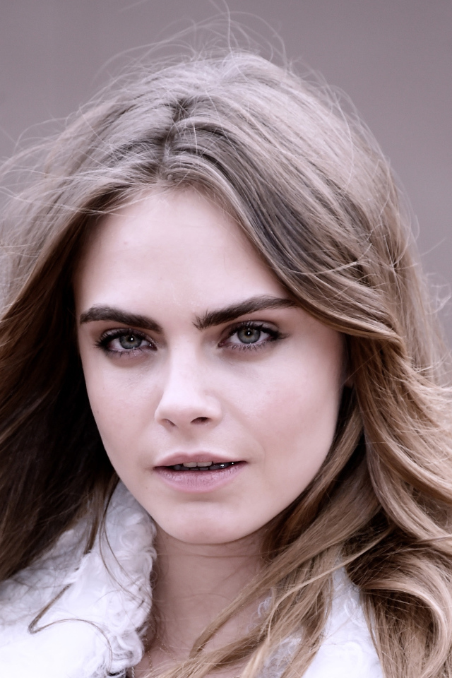 Молодая блондинка актриса Кара Делевинь