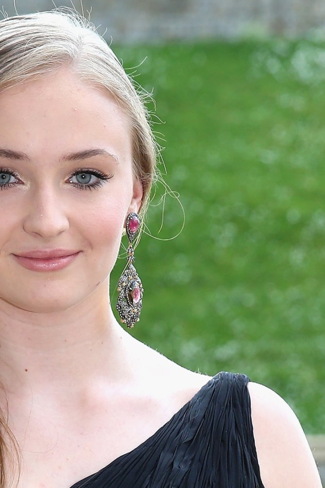 Молодая голубоглазая актриса Софи Тёрнер 