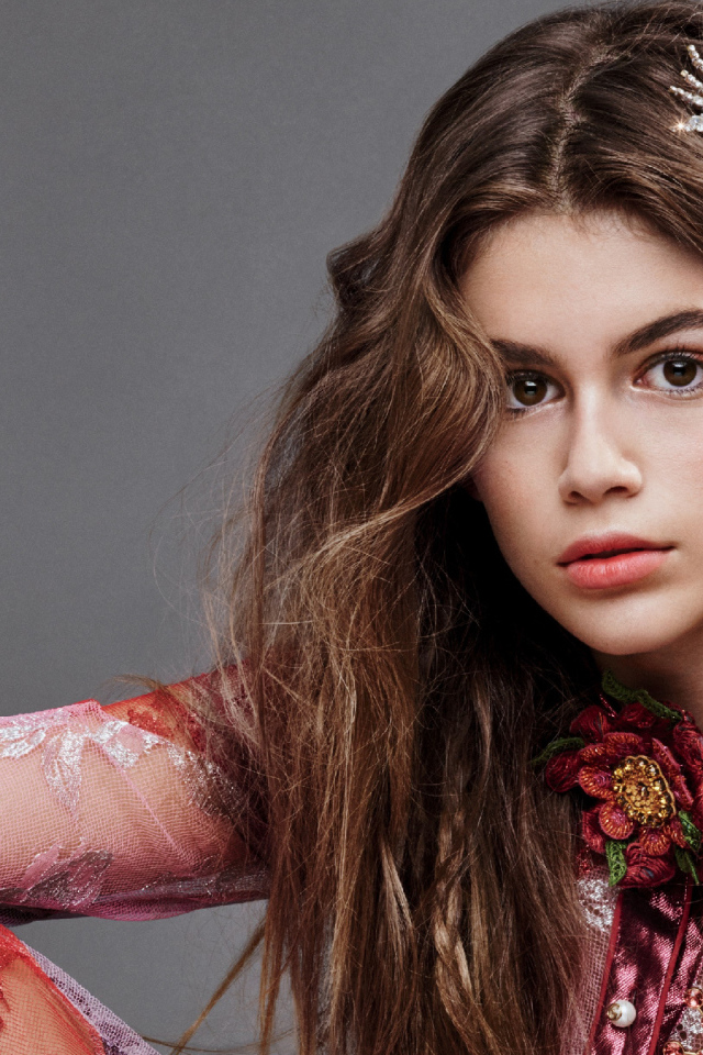 Молодая кареглазая актриса Кайя Гербер 