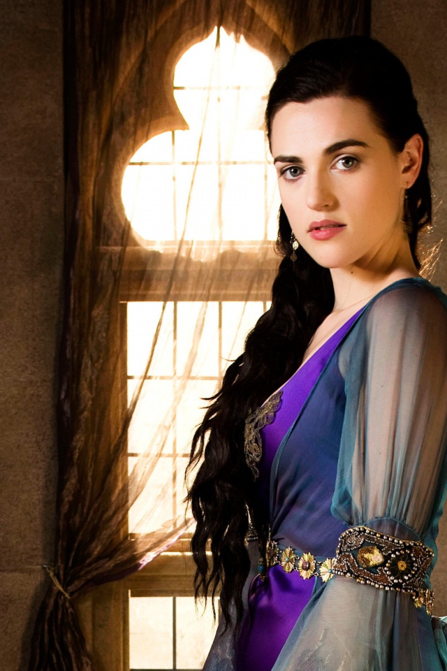 Молодая брюнетка актриса Кэти Макграт в красивом платье