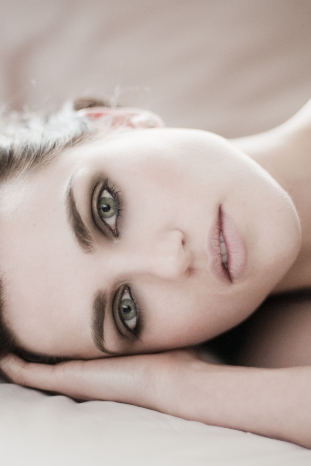 Молодая нежная актриса Кэти Макграт