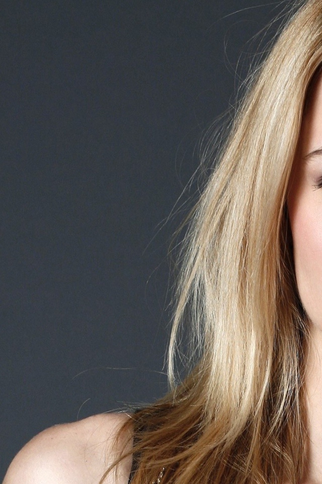 Молодая девушка израильская актриса Алона Тал