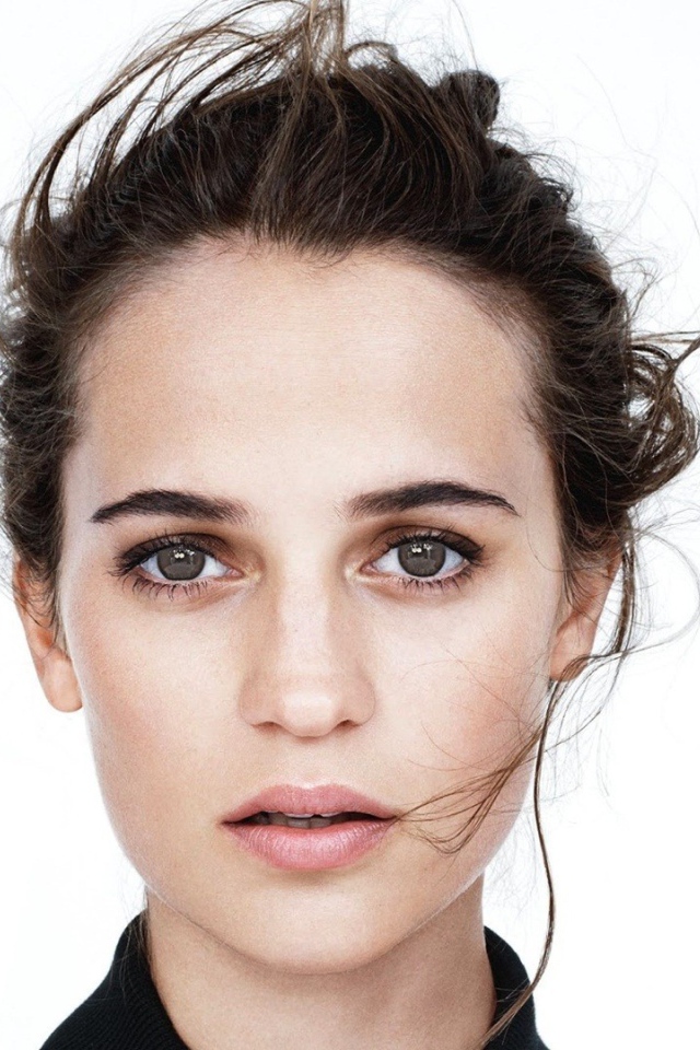 Молодая девушка актриса Алисия Викандер, фото на белом фоне 