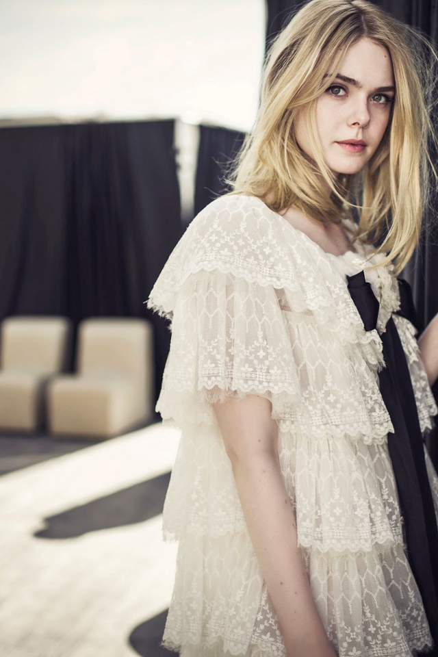 Молодая девушка актриса Эль Фэннинг в белом платье 