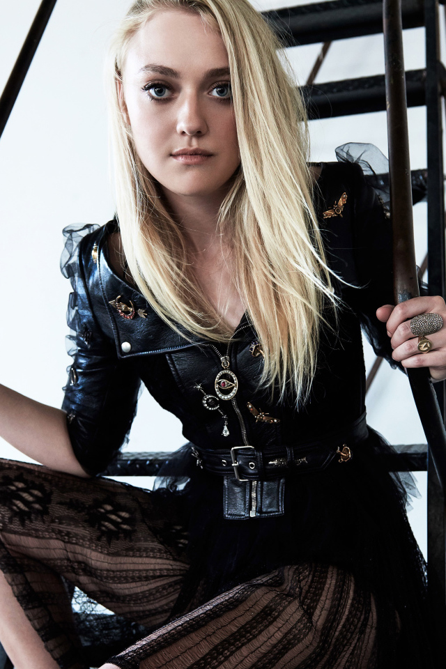 Молодая девушка блондинка актриса Дакота Фэннинг