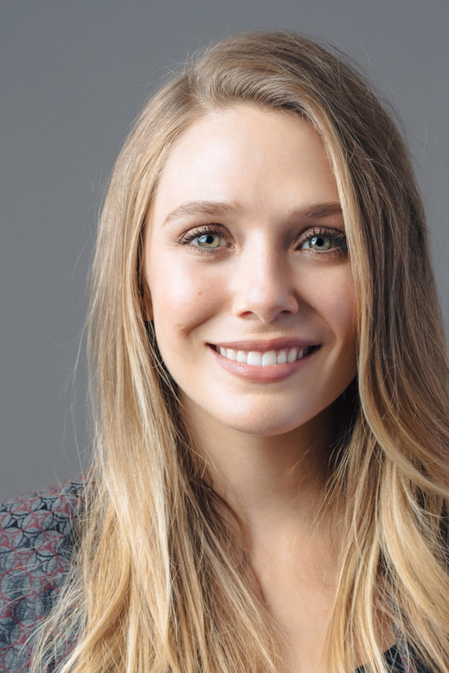 Молодая улыбающаяся актриса Элизабет Олсен