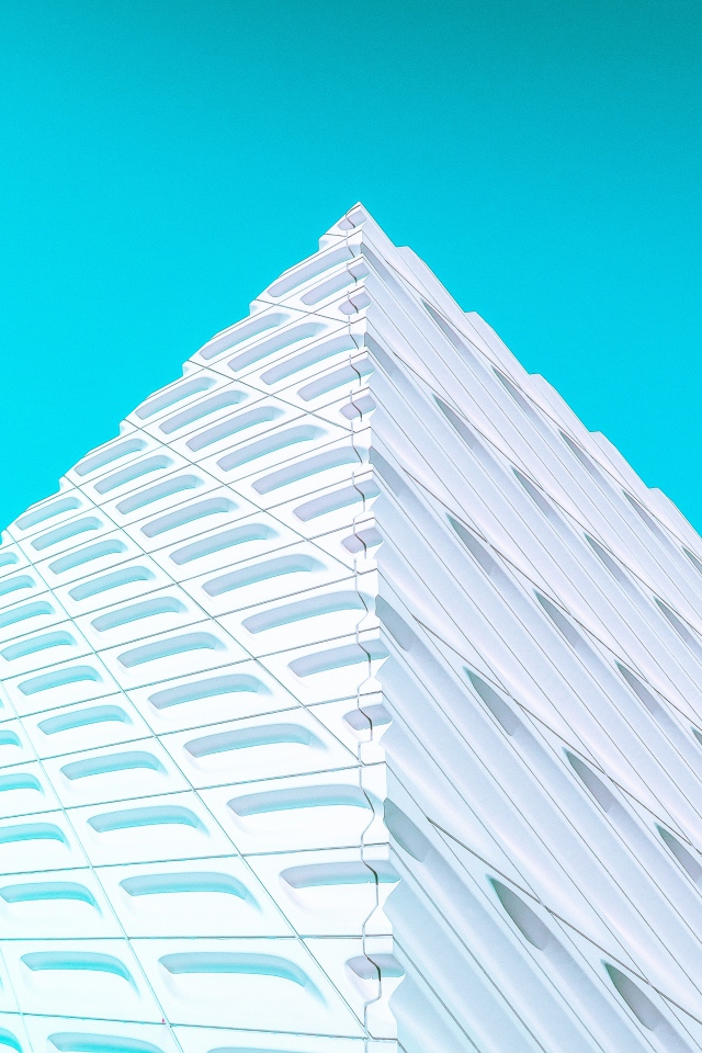 3д пирамида на голубом фоне