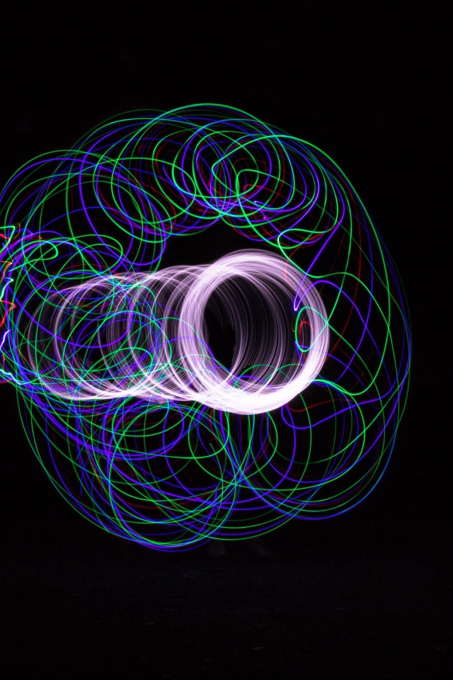 Разноцветные неоновые круги на черном фоне