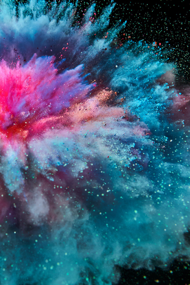 Разноцветный взрыв дыма на черном фоне