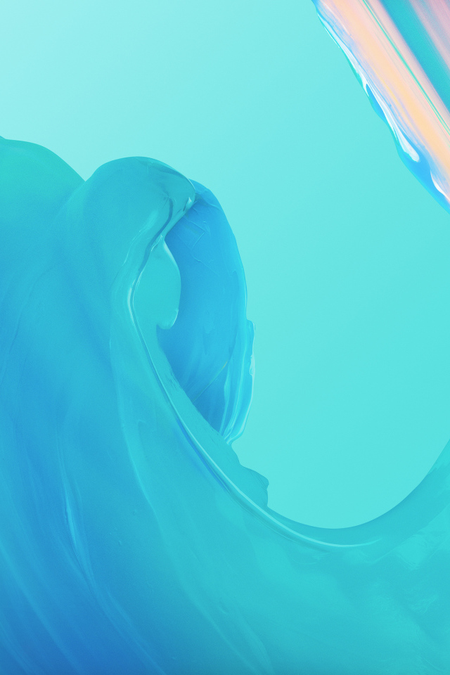 Разноцветные волны из краски на голубом фоне, абстракция