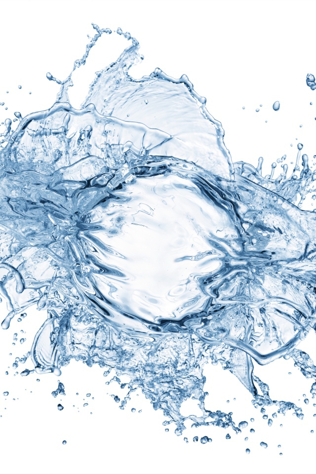 Брызги голубой воды на белом фоне