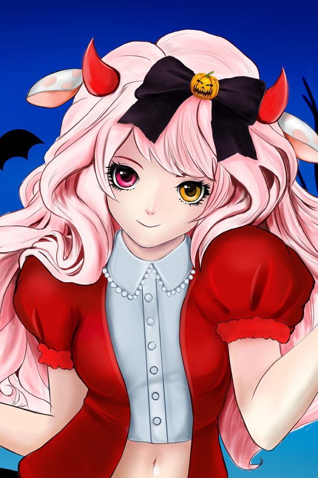 Девушка аниме в костюме на Хеллоуин с вилами