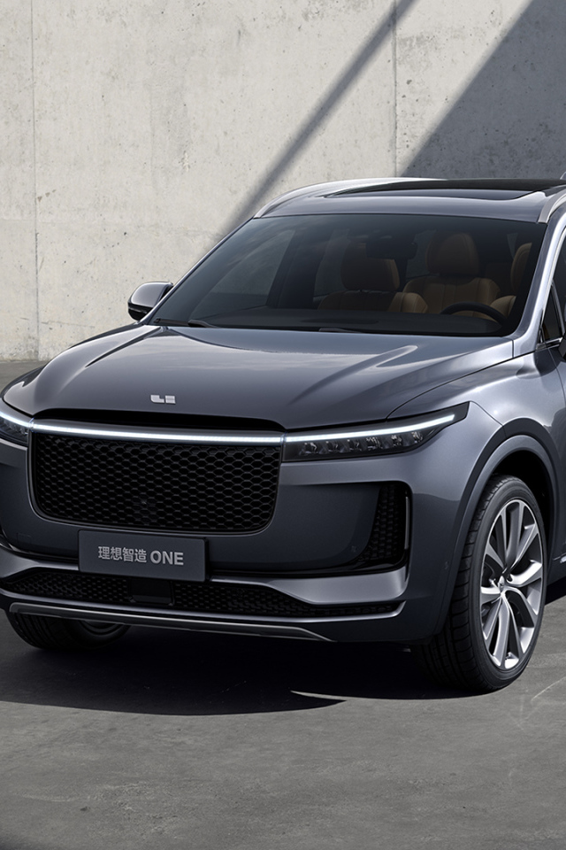 Серебристый внедорожник Lixiang ONE 2019 года