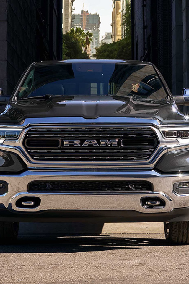 Черный внедорожник Ram 1500, 2019 года