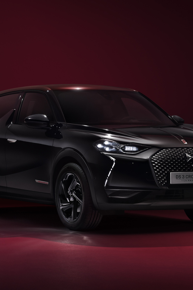 Черный стильный автомобиль DS 3  2019 года на бордовом фоне
