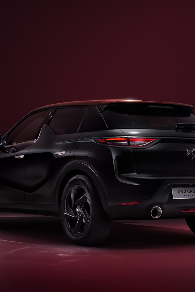 Автомобиль DS 3 Crossback La Premiere 2019 года на бордовом фоне