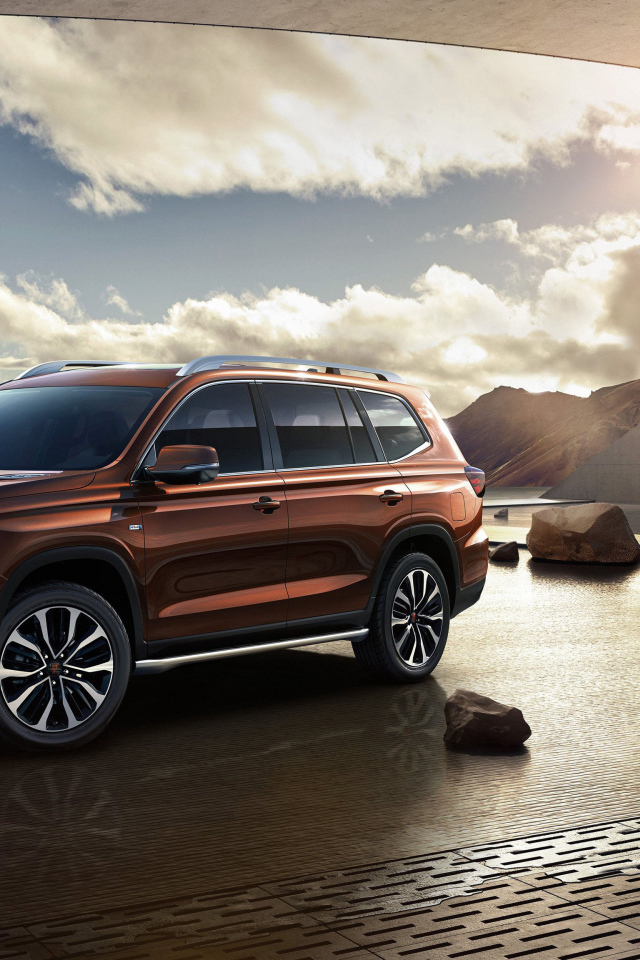 Внедорожник Roewe RX8, 2018 года под красивым небом