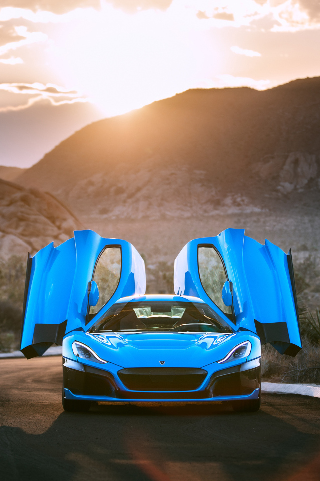 Спорткар Rimac C Two California, 2018 года с открытыми дверями