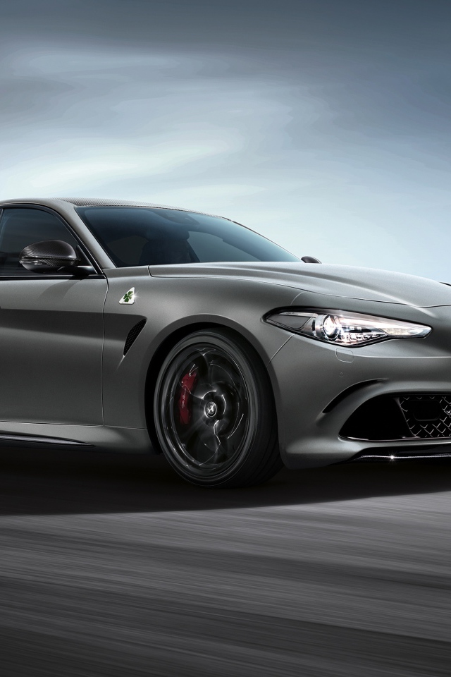 Серебристый автомобиль Alfa Romeo  Quadrifoglio Nurburgring, 2018 года на скорости