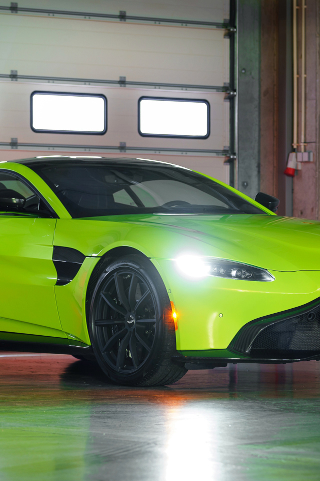 Салатовый автомобиль Aston Martin Vantage, 2019