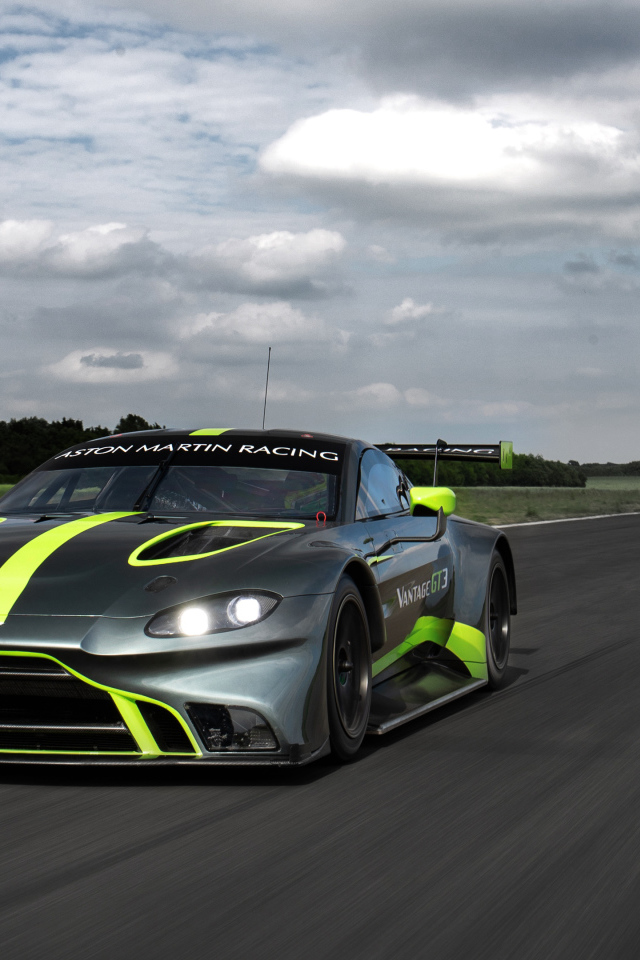 Спортивный автомобиль Aston Martin Vantage GT3, 2018 года на трассе