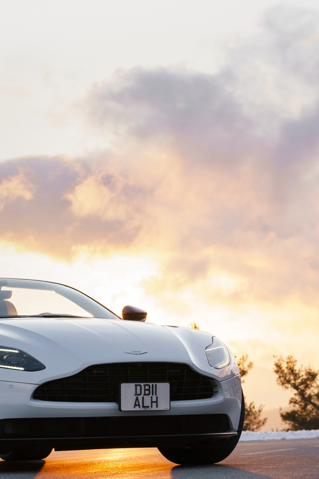 Белый автомобиль кабриолет Aston Martin DB11 V8 Volante, 2019 года