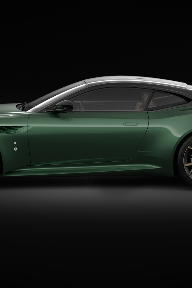 Зеленый автомобиль Aston Martin DBS 59 2018 года на черном фоне