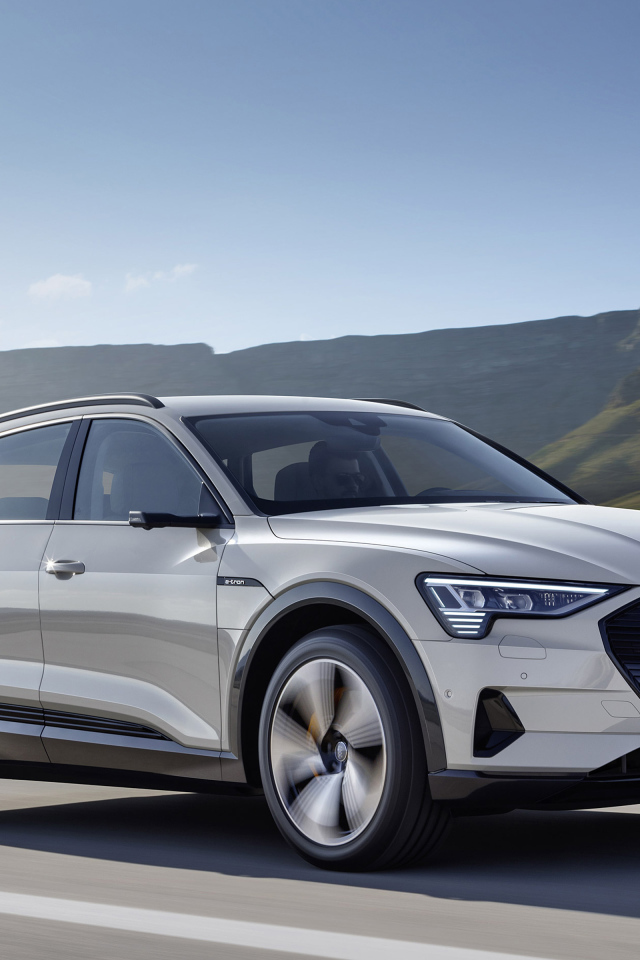 Серебристый автомобиль Audi E-Tron, 2019