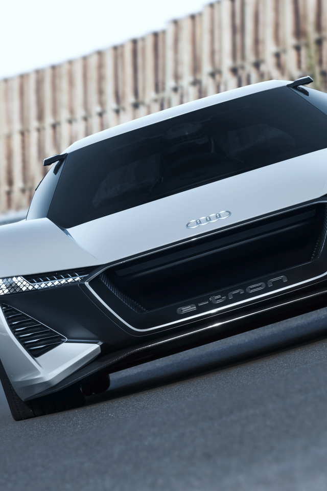 Серебристый быстрый автомобиль Audi PB 18 E-Tron