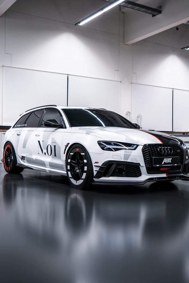 Гоночный автомобиль Audi ABT RS Modified в гараже 