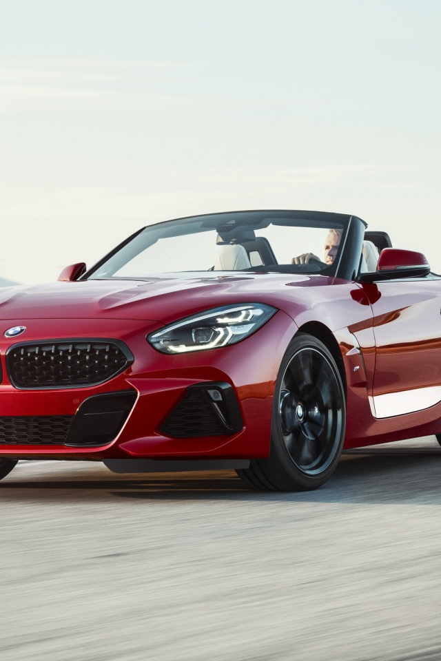 Красный спортивный автомобиль BMW Z4 M40i, 2019