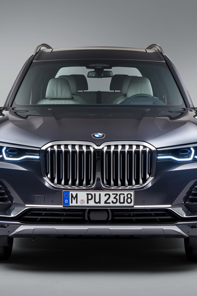 Автомобиль BMW X7  2018 года на сером фоне вид спереди