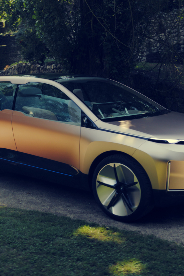 Внедорожник BMW Vision INEXT на дороге 