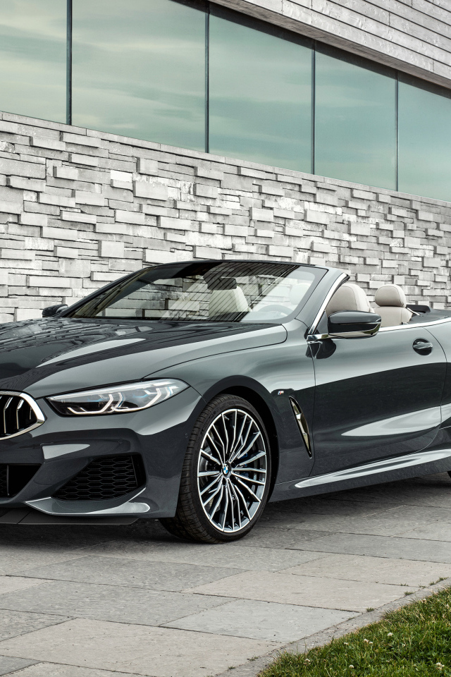 Черный кабриолет BMW M850i 2018 года