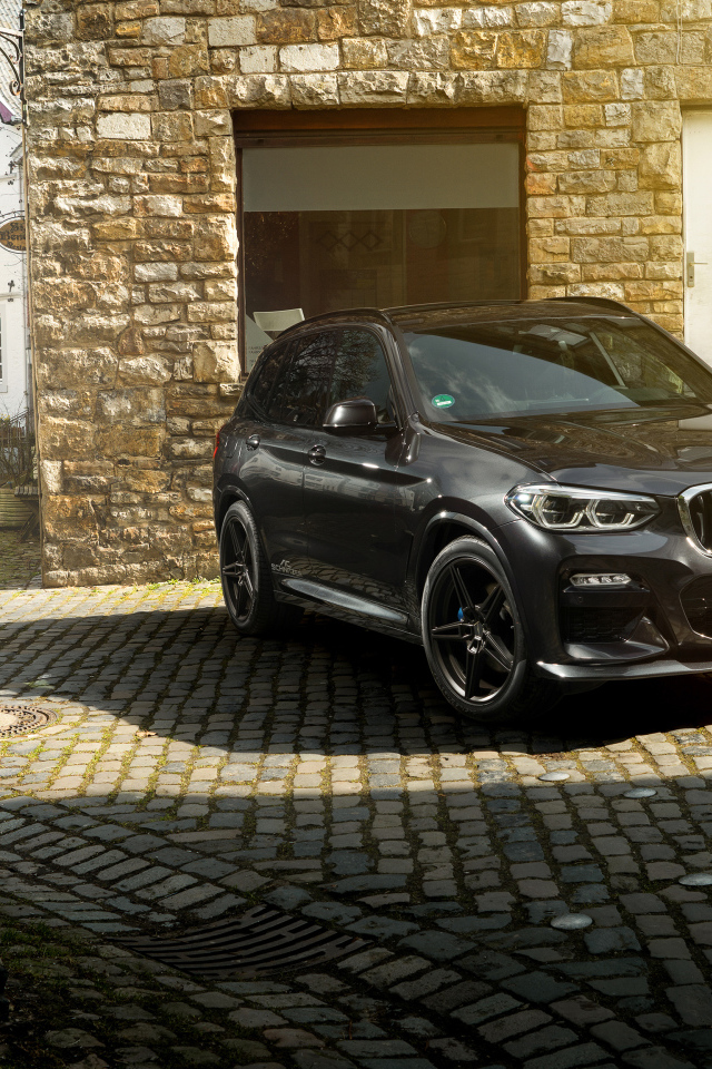 Черный внедорожник  BMW X3, 2018 года в лучах солнца