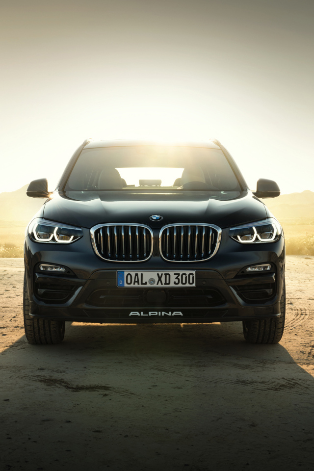 Черный стильный автомобиль BMW Alpina XD3 Allrad, 2018 на фоне солнца