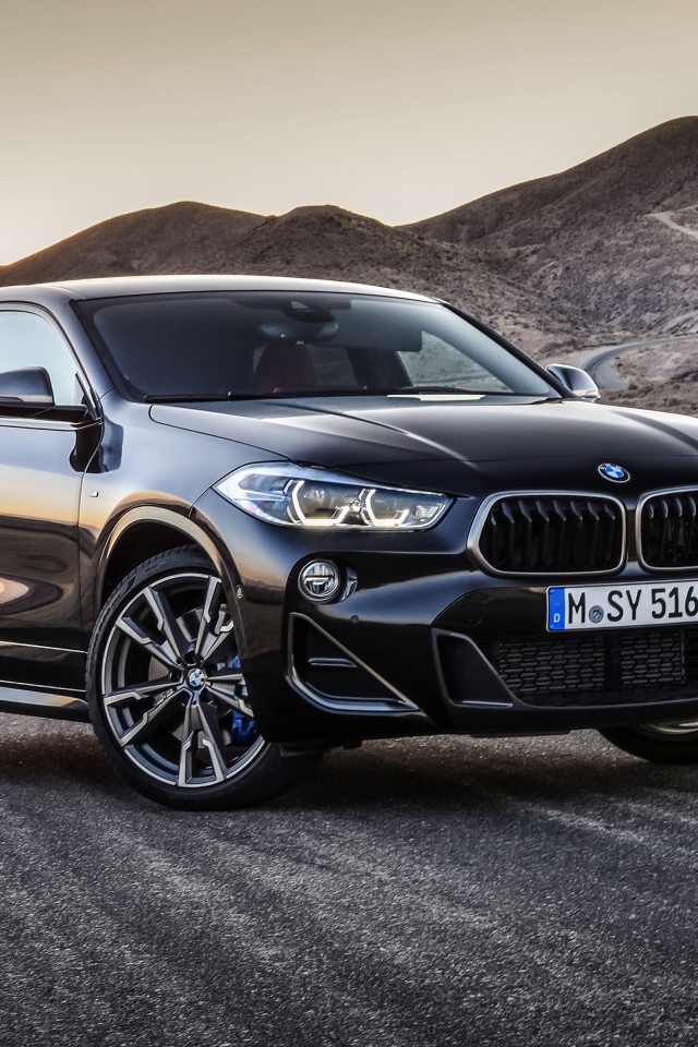 Черный стильный BMW X2, 2018 на фоне гор