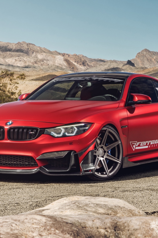Автомобиль Ferrada Red Matte BMW M4 на фоне гор