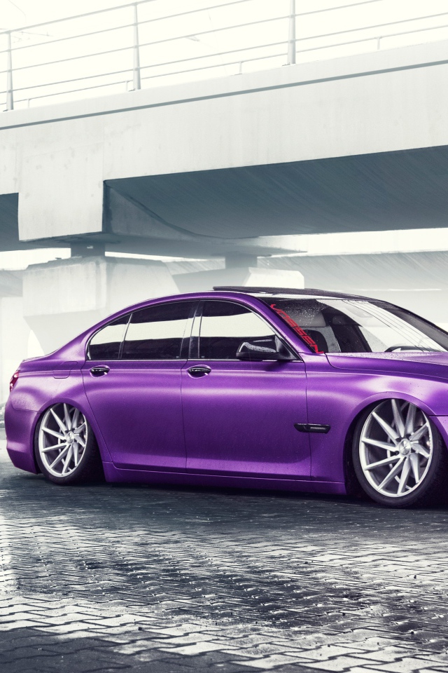 Фиолетовый автомобиль BMW 7 Series