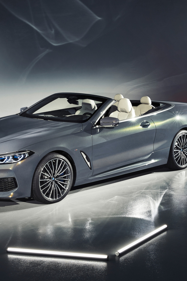 Серебристый кабриолет BMW M850i XDrive Cabrio 2018 в студии