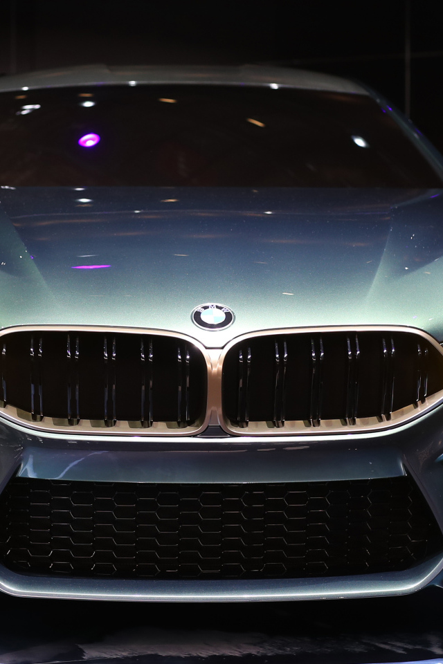 Серебристый автомобиль BMW M8 Gran Coupe, вид спереди