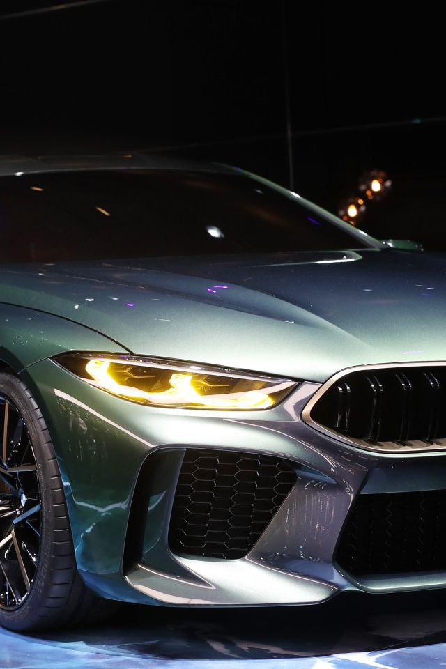 Серебристый автомобиль BMW M8 Gran Coupe в салоне