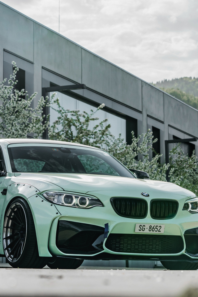 Спортивный автомобиль BMW M2 2018