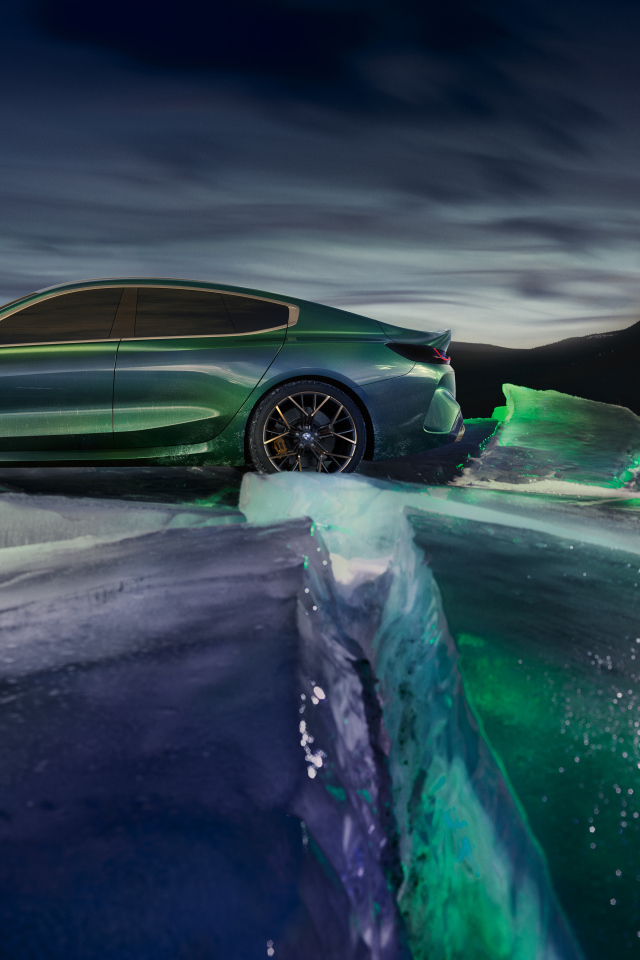 Стильный автомобиль BMW M8 Gran Coupe на льду