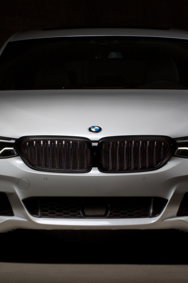 Белый автомобиль BMW 640i GranTurismo, 2018 вид спереди