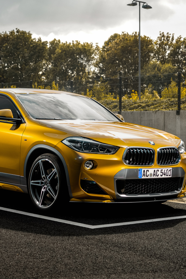 Желтый автомобиль BMW AC Schnitzer ACS2  2018 года на заправке
